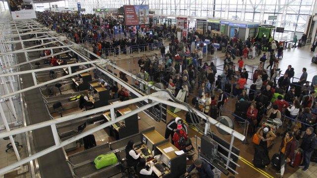 Suspensiones de vuelos en Santiago: causas y consecuencias