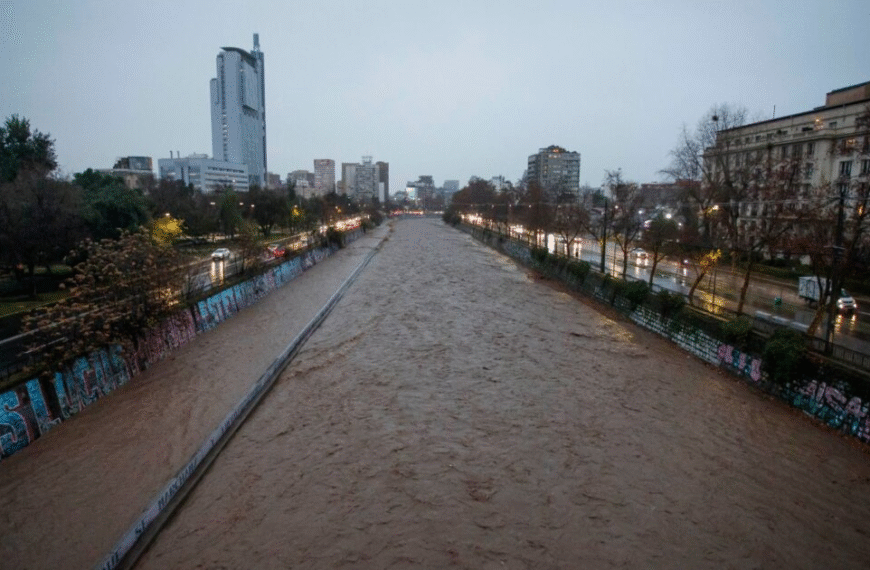 Accidente vehículo río Mapocho moviliza a Bomberos Santiago