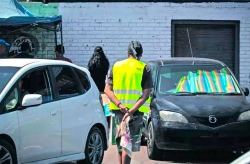 Acomodadores ilegales de vehículos: nuevas sanciones propuestas
